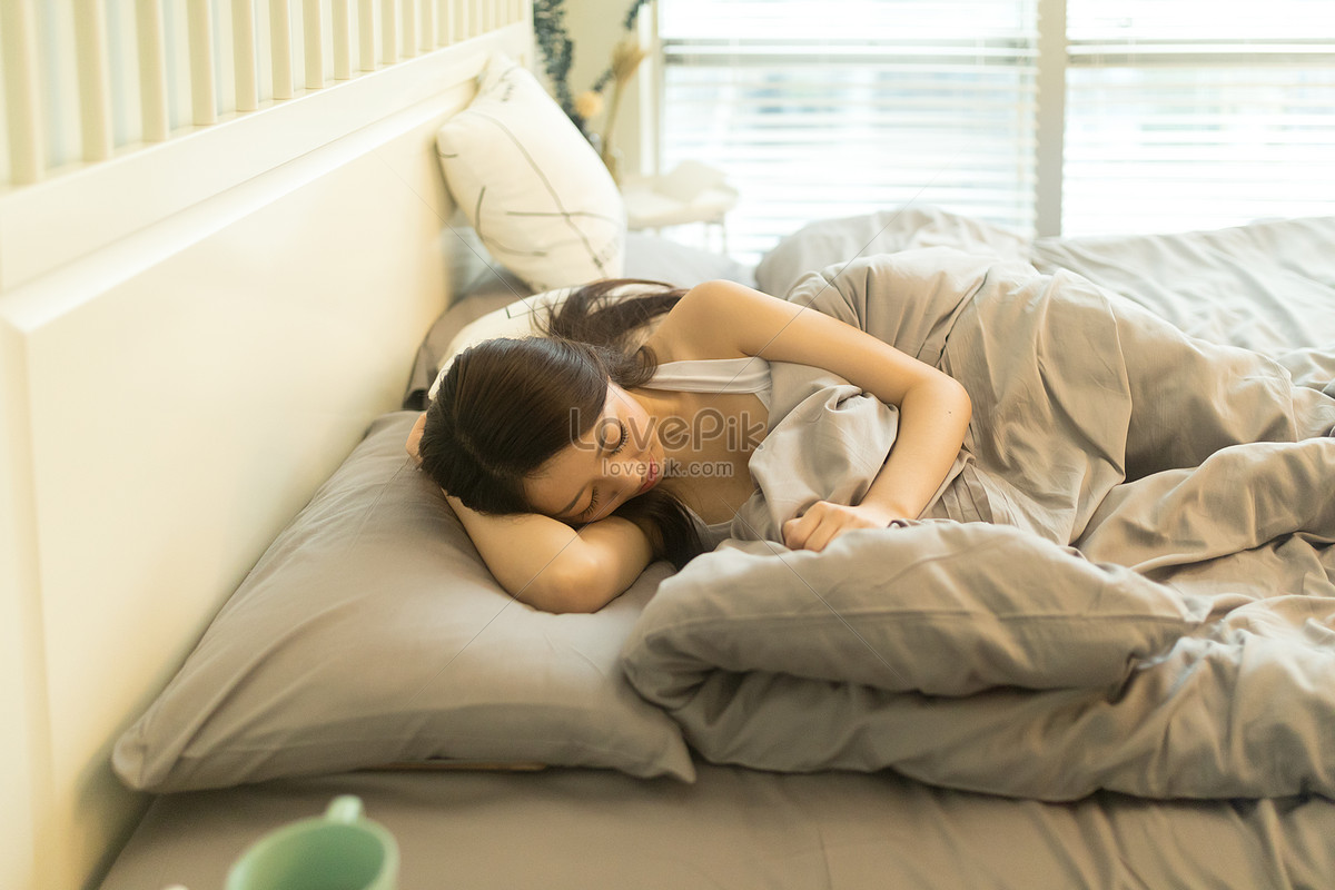 美丽迷人的亚洲女性睡着，在早晨舒适的卧室里躺在床上，享受甜蜜的梦想，感觉非常放松， 库存图片 - 图片 包括有 早晨, 照亮: 217102671