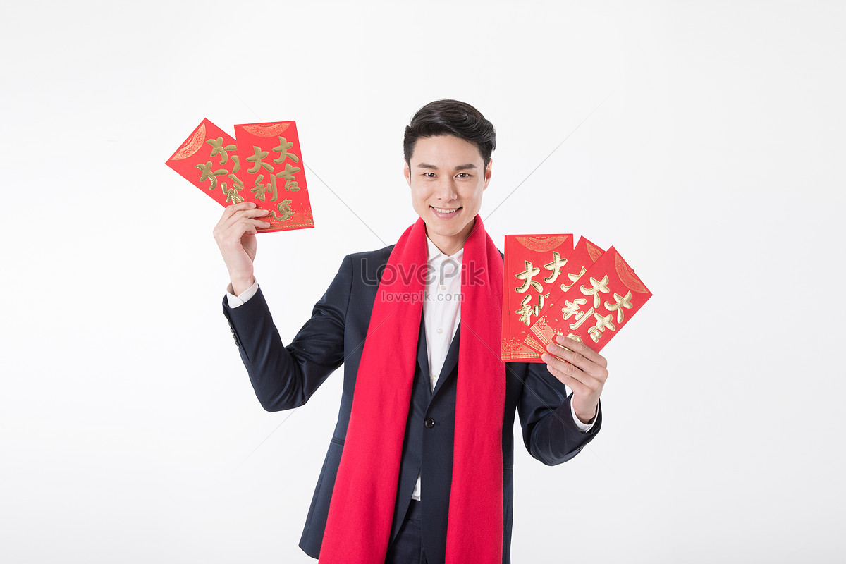 business-people-give-red-envelopes-with-red-envelopes-in-their-h