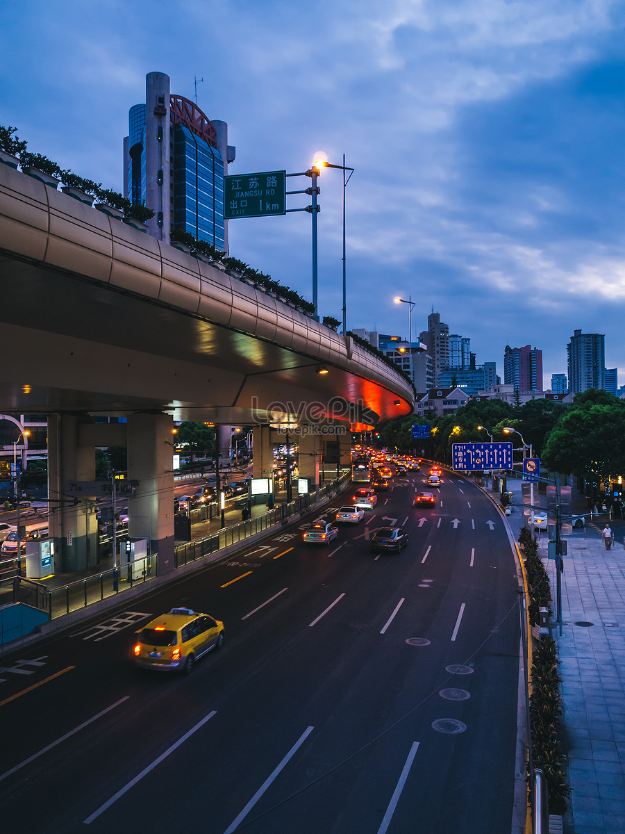 Trải nghiệm khung cảnh độc đáo của thành phố trong khi di chuyển qua những con đường ồn ào và đông đúc. Hãy cùng đón xem một trong những phong cảnh đặc trưng của thành phố đang chờ đợi bạn.