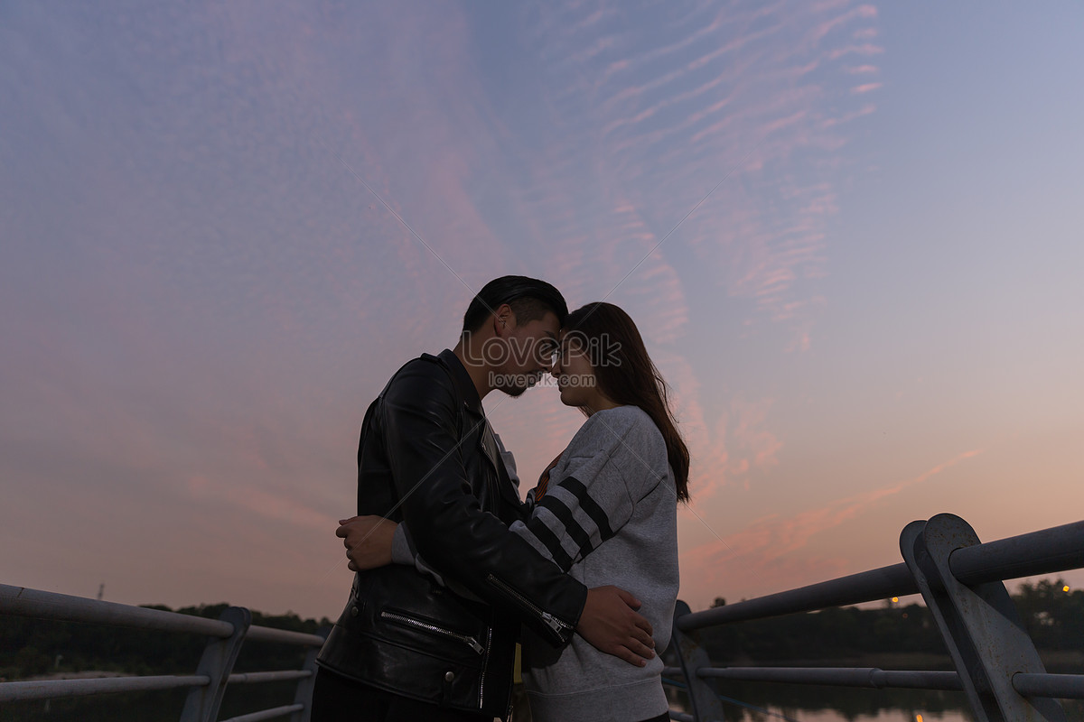Couples Hugging Each Other In The Sunset Picture And Hd Photos Free Download On Lovepik 