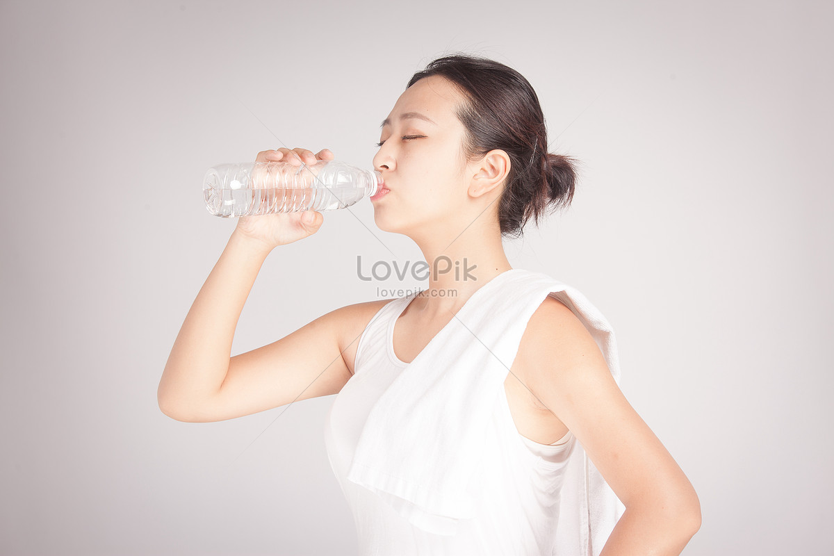 Упражнение питье воды кадеты фото. Отдых пить воду. Мужчина Азиат пьет воду.