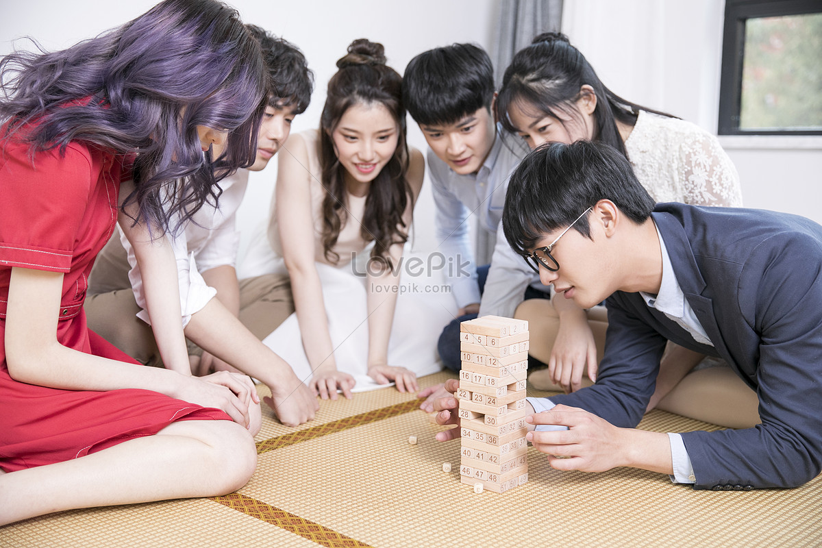 Friends Play Games Together Picture And HD Photos | Free Download On Lovepik