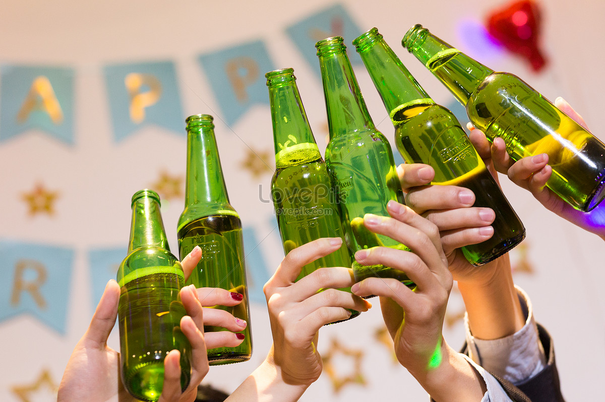 パーティー生活祝杯をあげて乾杯 写真素材フリー、ビール, 友人党, カーニバル 画像無料ダウンロード - Lovepik