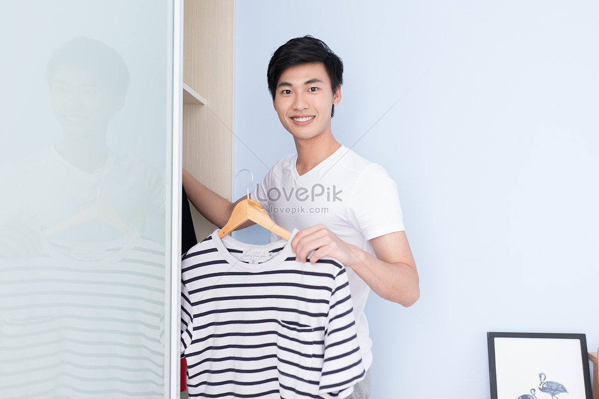 His clothes. Парень берёт халат. The man Opening the Wardrobe.