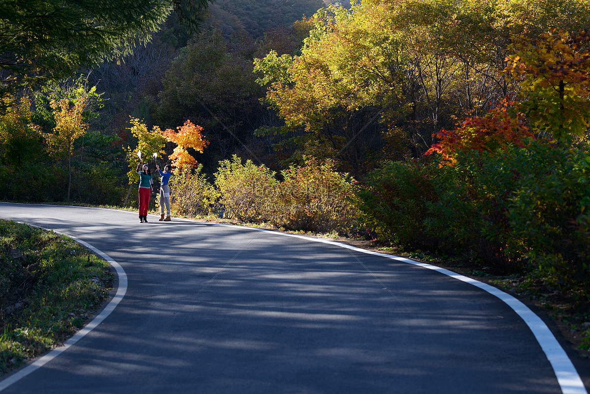 두 아름다운 가을 길을 걷다 사진 무료 다운로드 - Lovepik