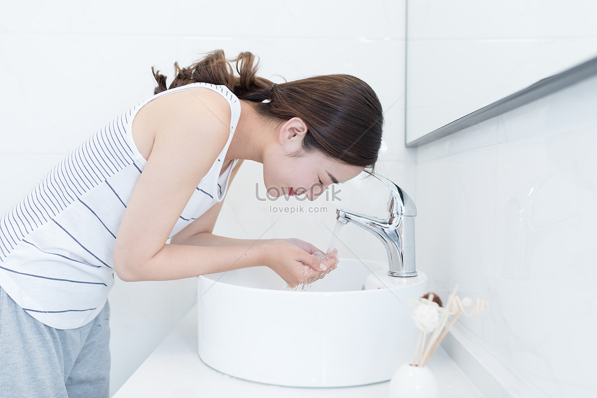 Снится мыть мужа. Рано вставали белы лица умывали. She Washes up. Nina get up, Wash her face and.