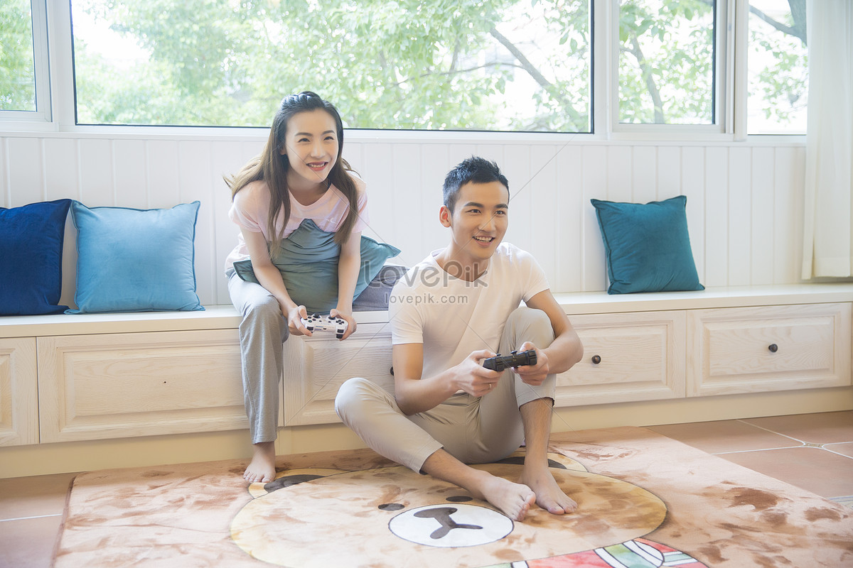 Young Lovers Play Games In The Living Room Picture And HD Photos | Free  Download On Lovepik