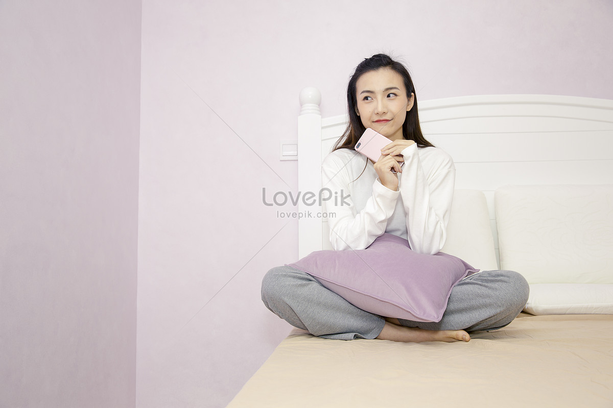 Young Women Rest In The Bedroom Picture And HD Photos | Free Download On  Lovepik