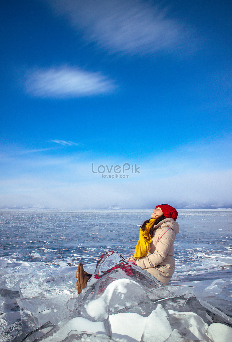 Красивая девушка на льду озера Байкал зимой изображение_Фото номер  500813408_JPG Формат изображения_ru.lovepik.com