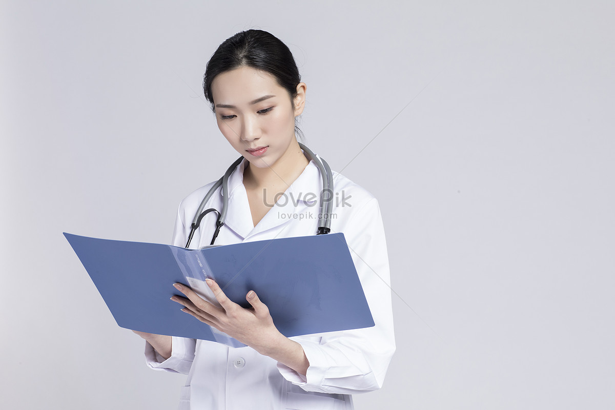 Читать врач и студентка. Папка для медицинских справок.