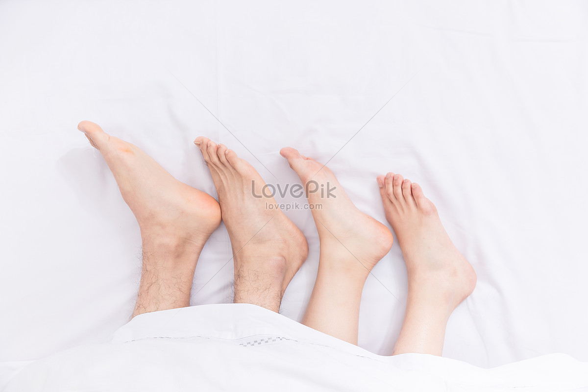 Ноги спящей подруги
