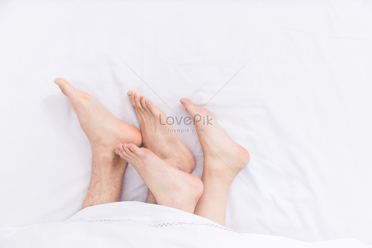 Ноги спящей подруги