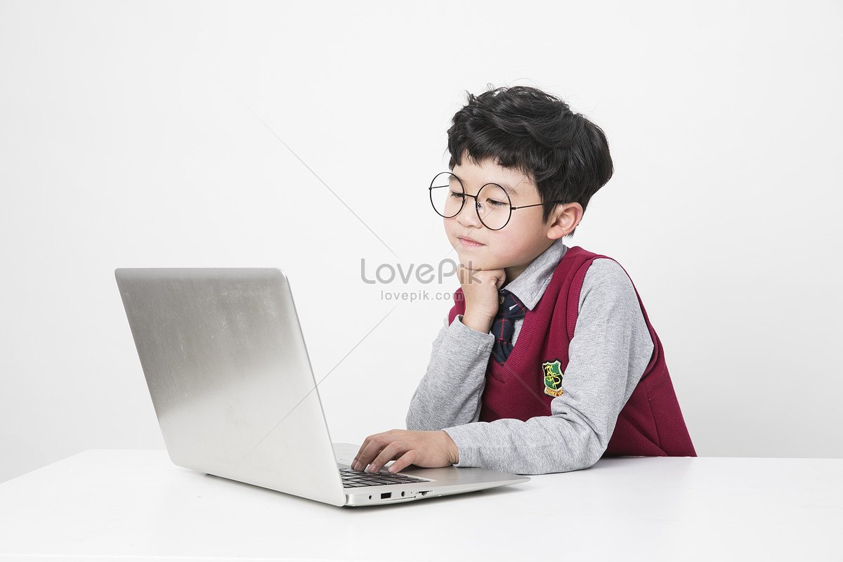 Search around. Ребенок с ноутбуком. Школьник с ноутбуком. Азиат ребенок с ноутом. Ребенок за ноутбуком.