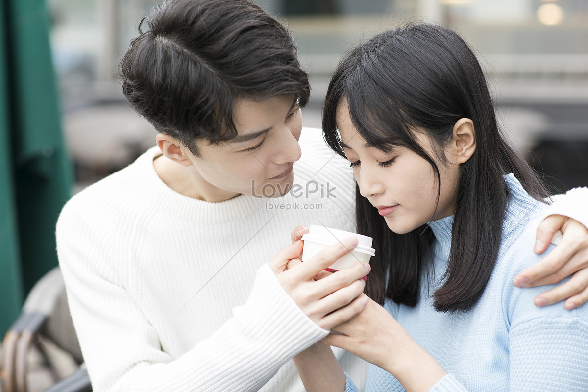 Hình ảnh cặp đôi cà phê: Hãy cùng chiêm ngưỡng bức hình đôi tình nhân thưởng thức cà phê, với khung cảnh ấm áp và lãng mạn. Những cảm xúc tuyệt vời sẽ bùng nổ trong bạn khi bộ đôi này tận hưởng một ngày đầy nắng và tràn đầy tình yêu.
