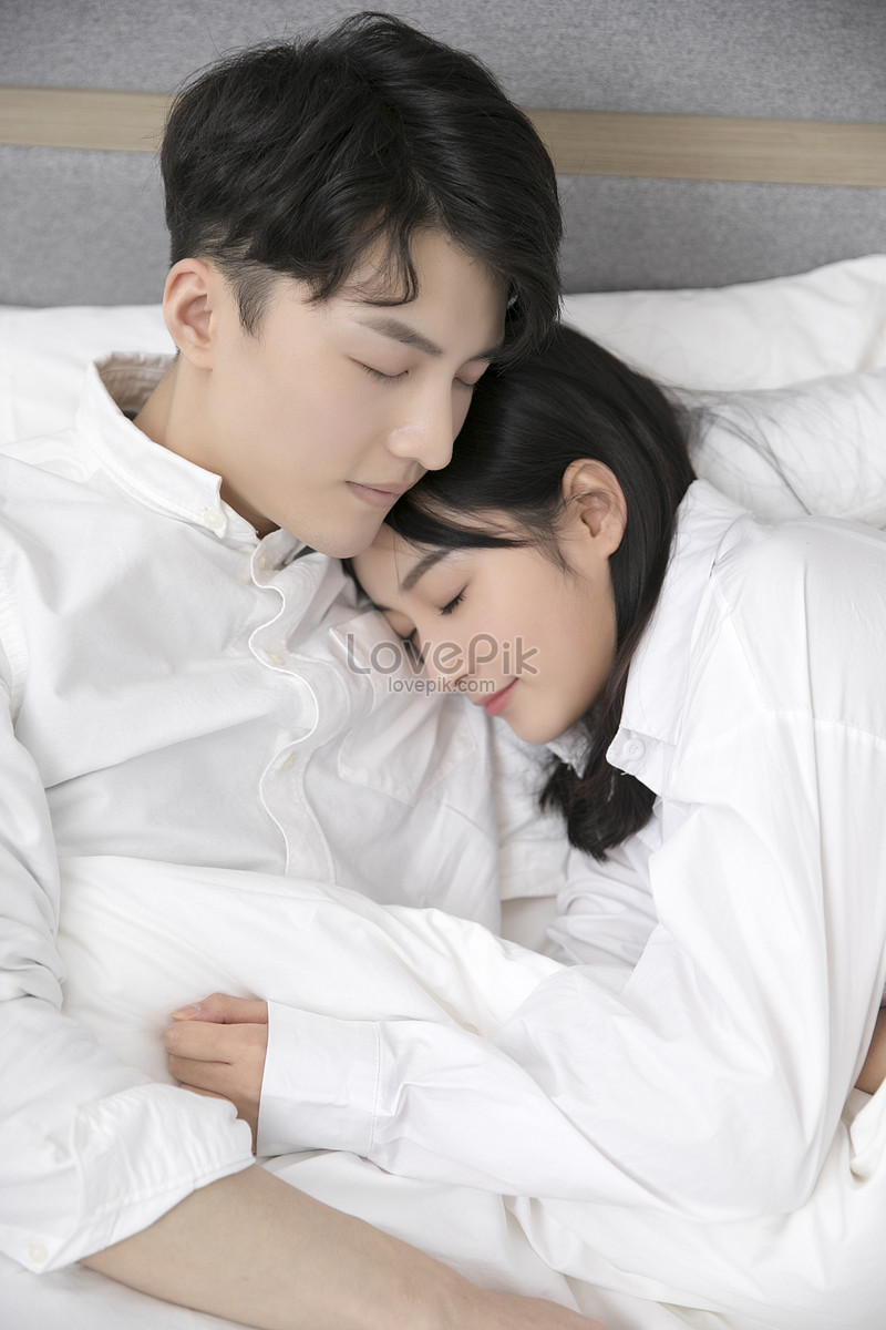 Couples Snuggled Up In Bed Picture And HD Photos | Free Download On Lovepik