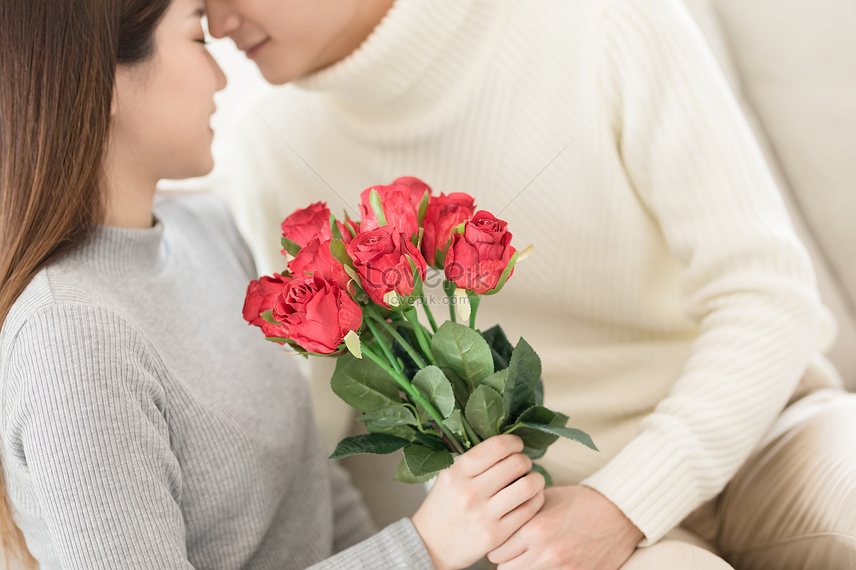 Отправил девушке цветы. Девушка с розой на левой руке. Кинкейд: мальчик и девочка с розами.