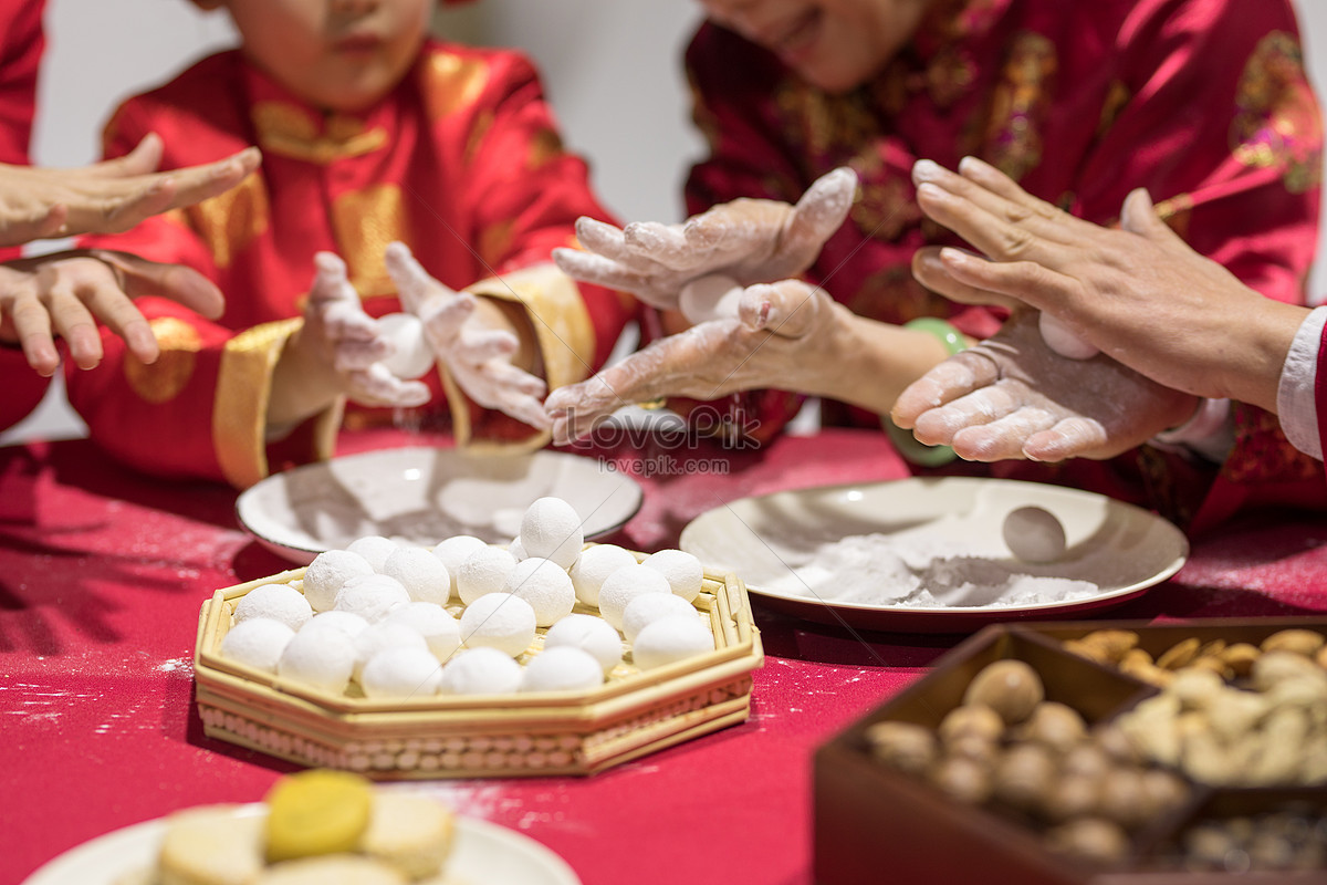 Бабушка сладостями. Китайская игра с детьми пельмени. Сладости наших бабушек. Бабушка и дедушка на китайском. Фон китайские пельмени.