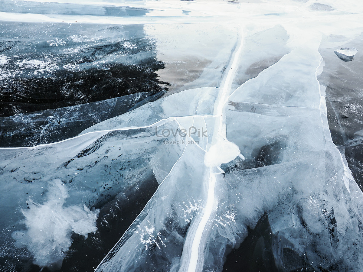 Crack forming on the very thin Ice of big Lake Butte des Morts Stock Photo  - Alamy