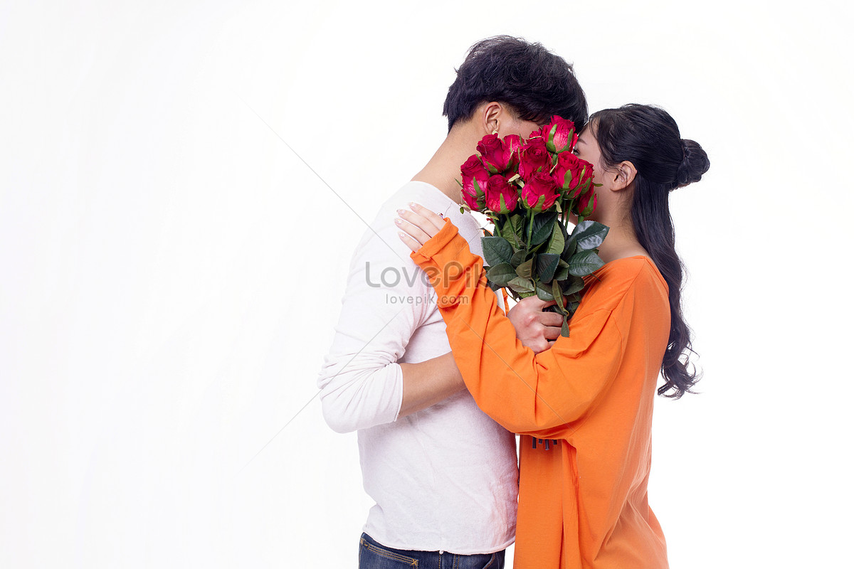 Hôn nhau với hoa hồng là hình ảnh tượng trưng cho tình yêu ngọt ngào và lãng mạn. Hãy cùng đến với hình ảnh hôn nhau với hoa hồng để đắm chìm trong không khí tình yêu đầy ngọt ngào.