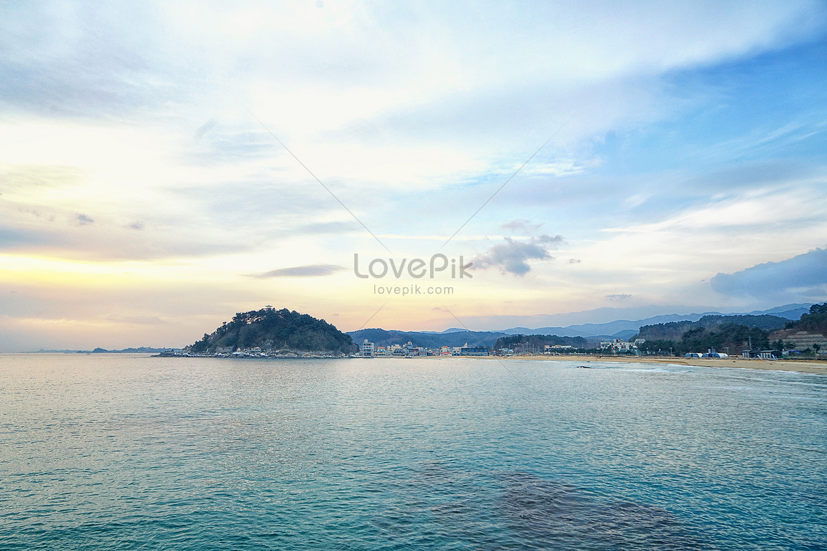 Thưởng ngoạn vẻ đẹp hoang sơ và đầy nguyên sẻ của bãi biển Incheon, Hàn Quốc với bức ảnh phong cảnh đầy ấn tượng này. Bầu trời xanh thẳm, nước biển trong vắt và cát trắng mịn mang đến cho bạn cảm giác thư giãn tuyệt vời. Hãy cùng khám phá vẻ đẹp của tạo hoá qua bức ảnh này.