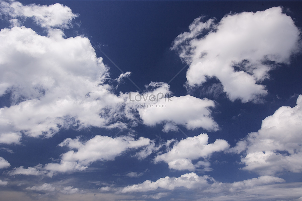 Bức hình đơn giản về mây trắng trôi nổi trên nền trời xanh là một dấu chấm hòa bình và sự thanh bình trong cuộc sống. Hãy dừng chân lại và cảm nhận vẻ đẹp của thế giới qua một khung cảnh choáng ngợp, và cảm nhận sự bình yên trong tâm hồn mình.