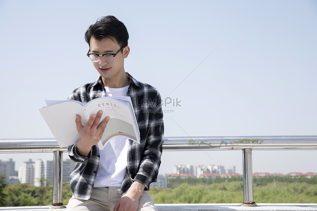 Внимательно читающий студент. Квазичтение. Careful reading. Reading be careful with Cameras.