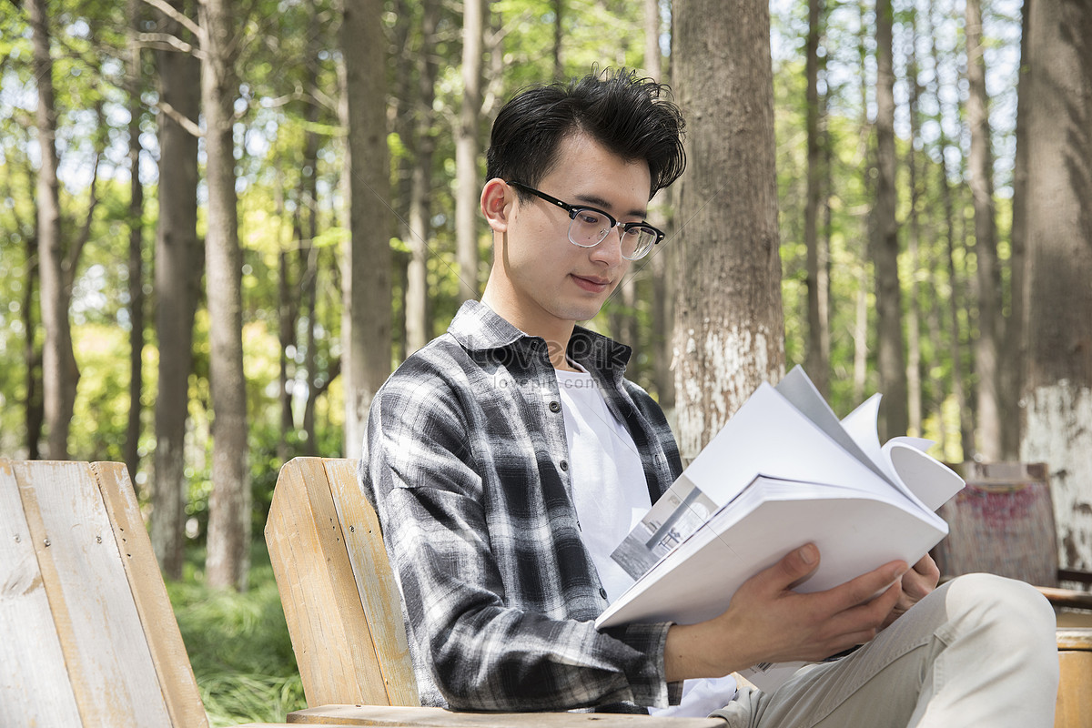 Reading carefully. Китайские студенты читают книги. Корейские студенты читают русские книги. Студент читает газету на паре. Картинка студенты читают объявления.