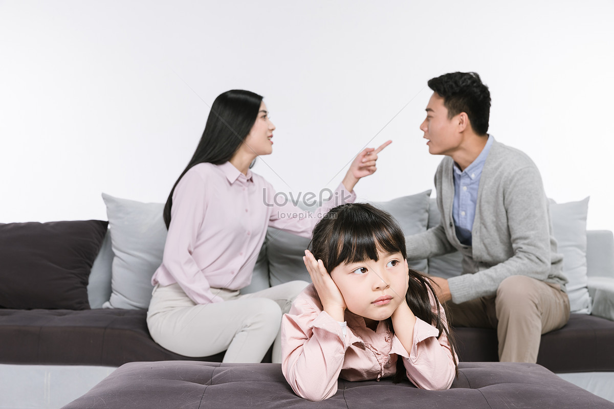 Marido E Mulher Brigando Com As Crianças Tristes Imagem Grátis_Foto Número  500775557_JPG Formato Imagem_pt.lovepik.com