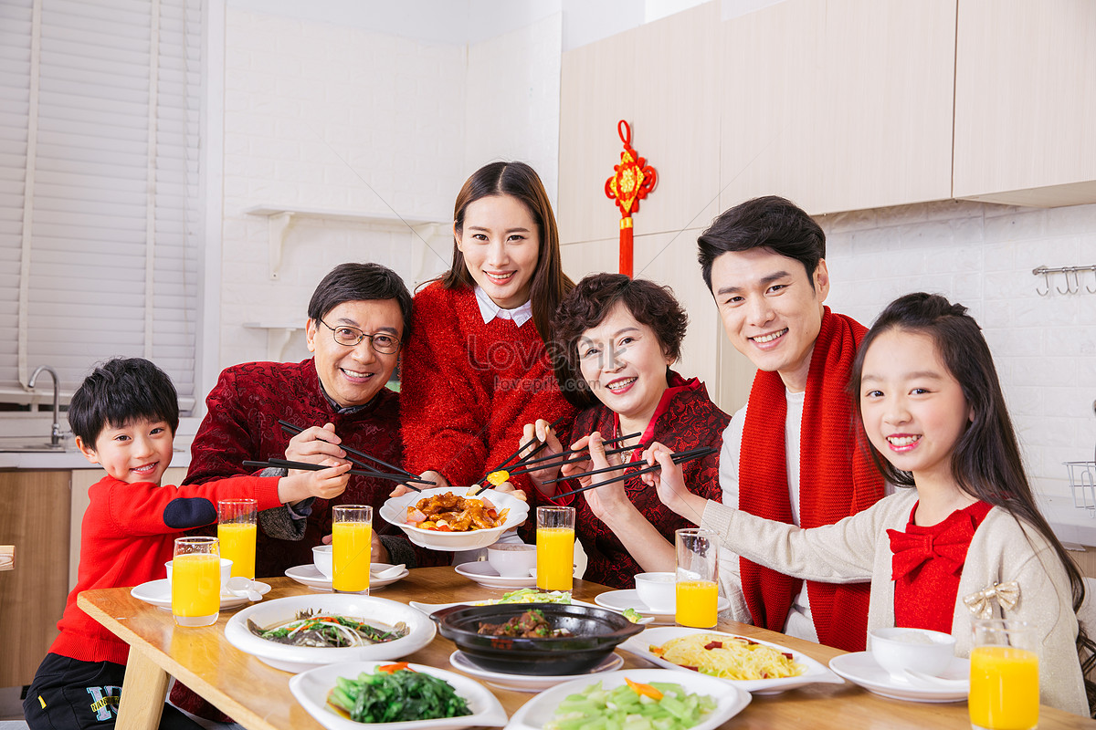 The Family Has A New Years New Years Dinner Picture And HD Photos ...