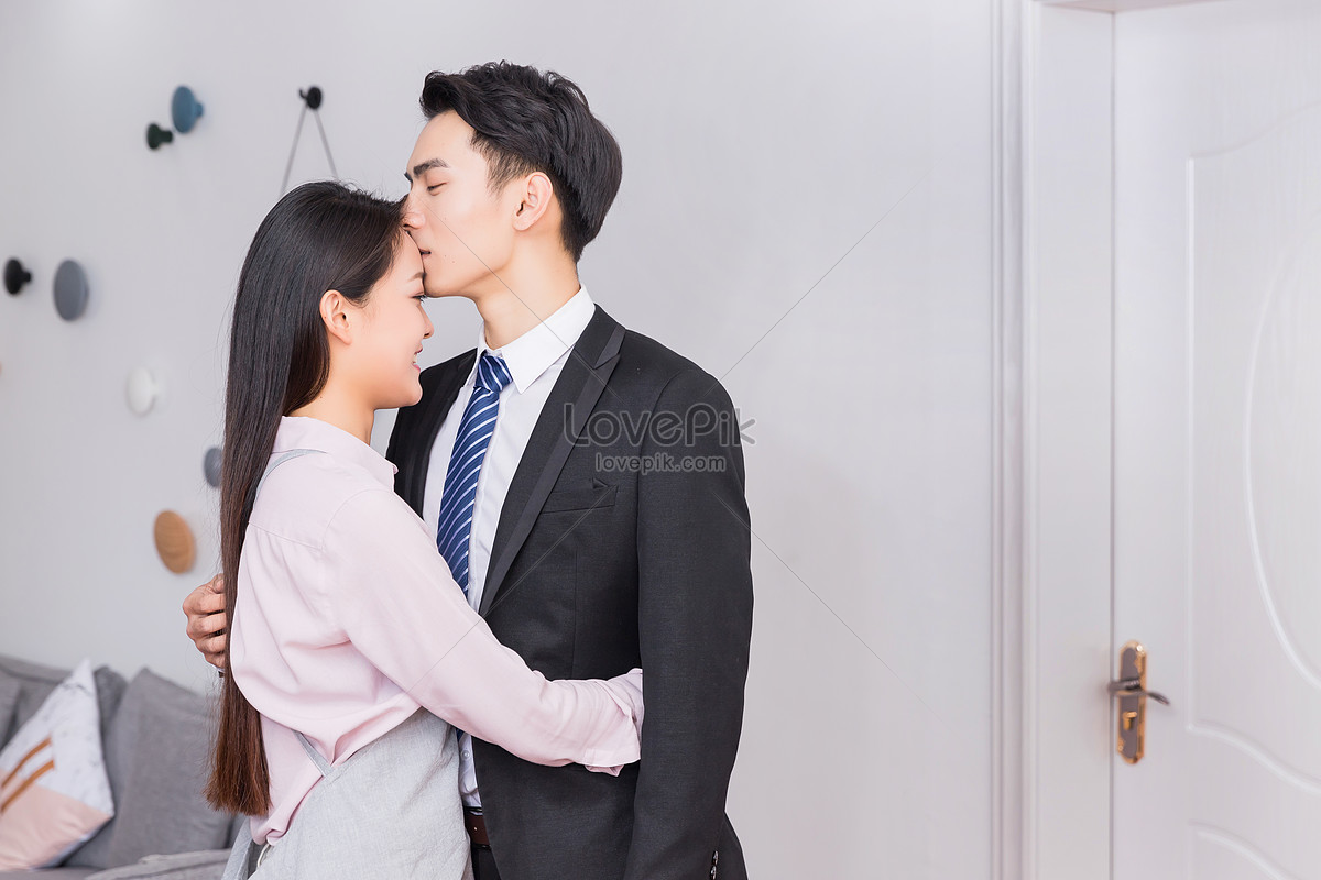 Wife work husband. Муж ‐ 丈夫. Жена целует мужа и провожает на работу. Жена провожает мужа на работу и целует его фото.