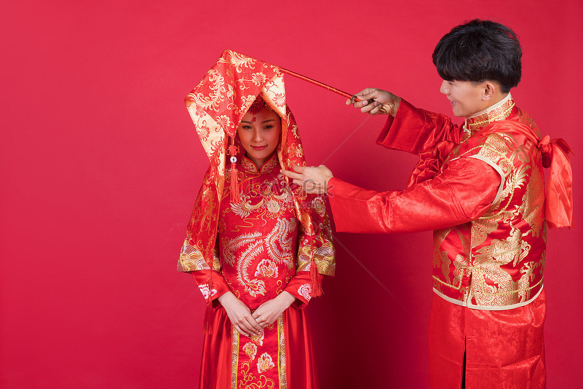 穿中式古装结婚礼服的新娘和新郎喝交杯酒-蓝牛仔影像-中国原创广告影像素材