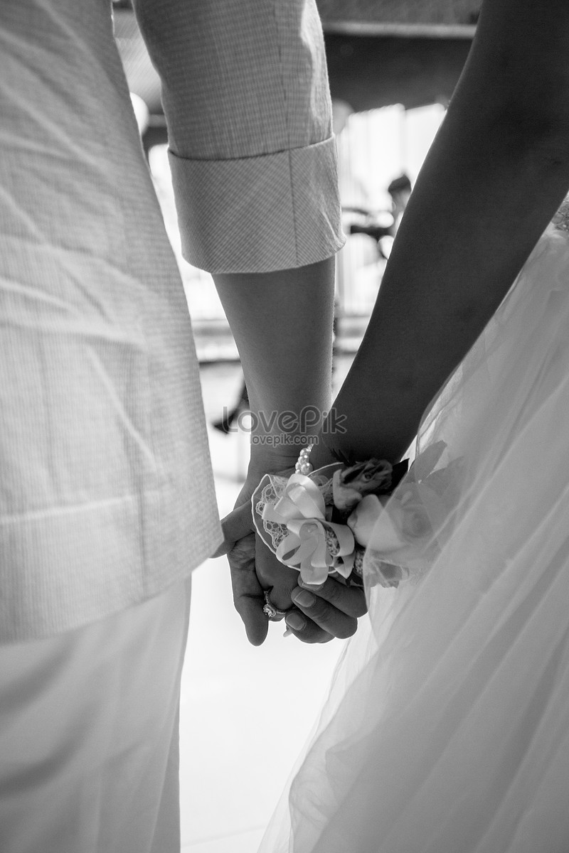 Ảnh Nắm Tay Nhau Là Đám Cưới: Đám cưới là khoảnh khắc ý nghĩa trong cuộc đời của mỗi người. Nắm tay nhau trước mặt mọi người là một hình ảnh đẹp, tình cảm và thể hiện sự đoàn kết. Những hình ảnh này sẽ giúp bạn nhận ra được ý nghĩa và chứng kiến được sự yêu thương trong một đám cưới.