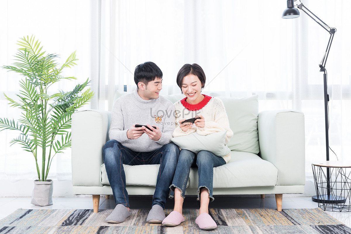 Young Couples Play Mobile Games In The Living Room Picture And HD Photos |  Free Download On Lovepik