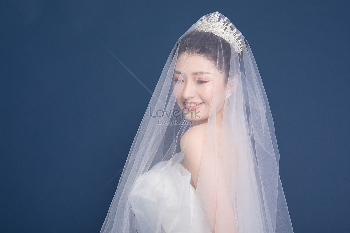 Cách chọn váy cưới đẹp cho cô dâu vóc dáng nhỏ bé - TuArts.Net
