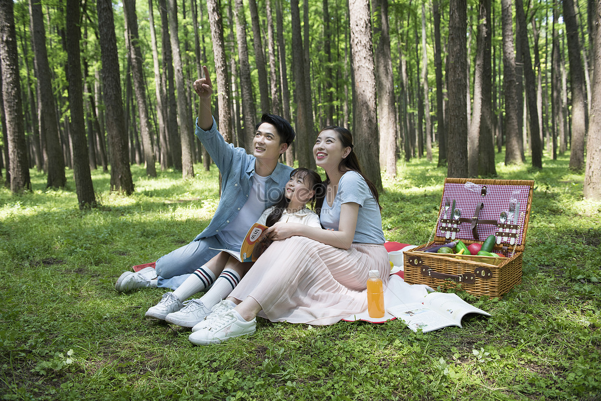 A Family In The Woods Picture And HD Photos | Free Download On Lovepik