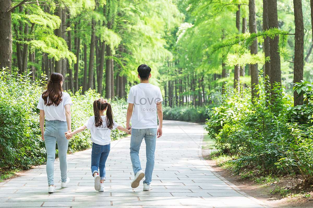 Friend likes to walk. Парк семья. В Японии гуляют по парку. Фото азиатской семьи на прогулке в парке. Прогулки по парку всей семьей.