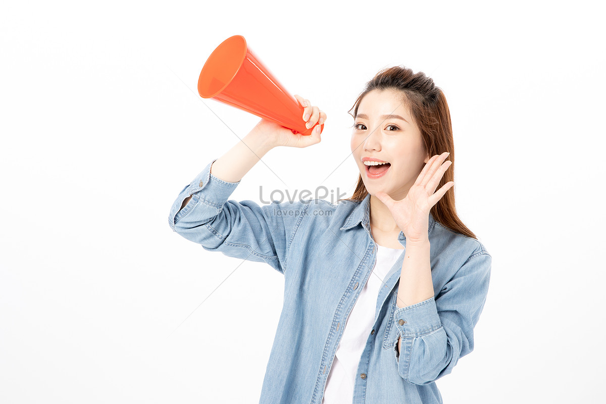 Девушка с красным рупором. A woman shouting Freedom. Казахская женщина орёт в телефон. Shouting.