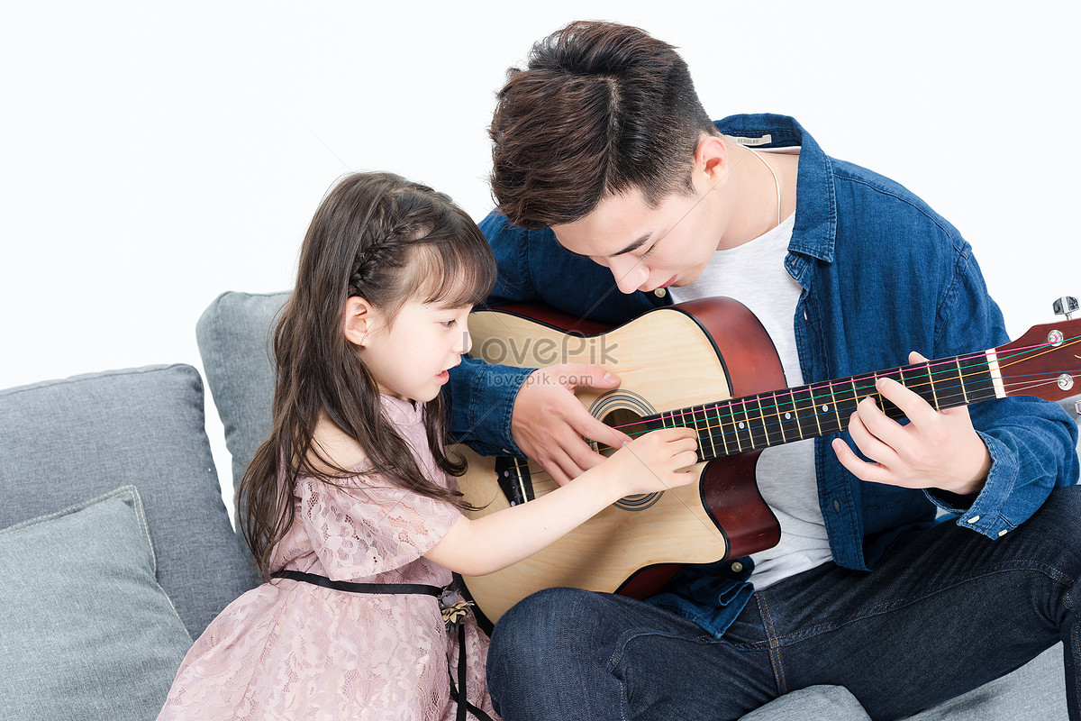 Отец играет на гитаре для дочери. Отец и дочь играют ТНА гитарах. Папа с гитарой в кругу семьи. Папа и дочка играют на гитаре. Папа играет на гитаре