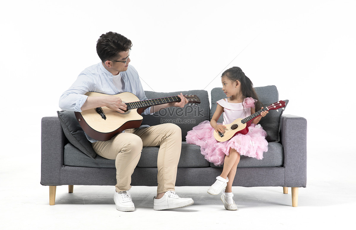 Гитара картинка для детей. Ребёнок увлекается музыкой. Папа и дочка играют на гитаре. Папа играет на гитаре