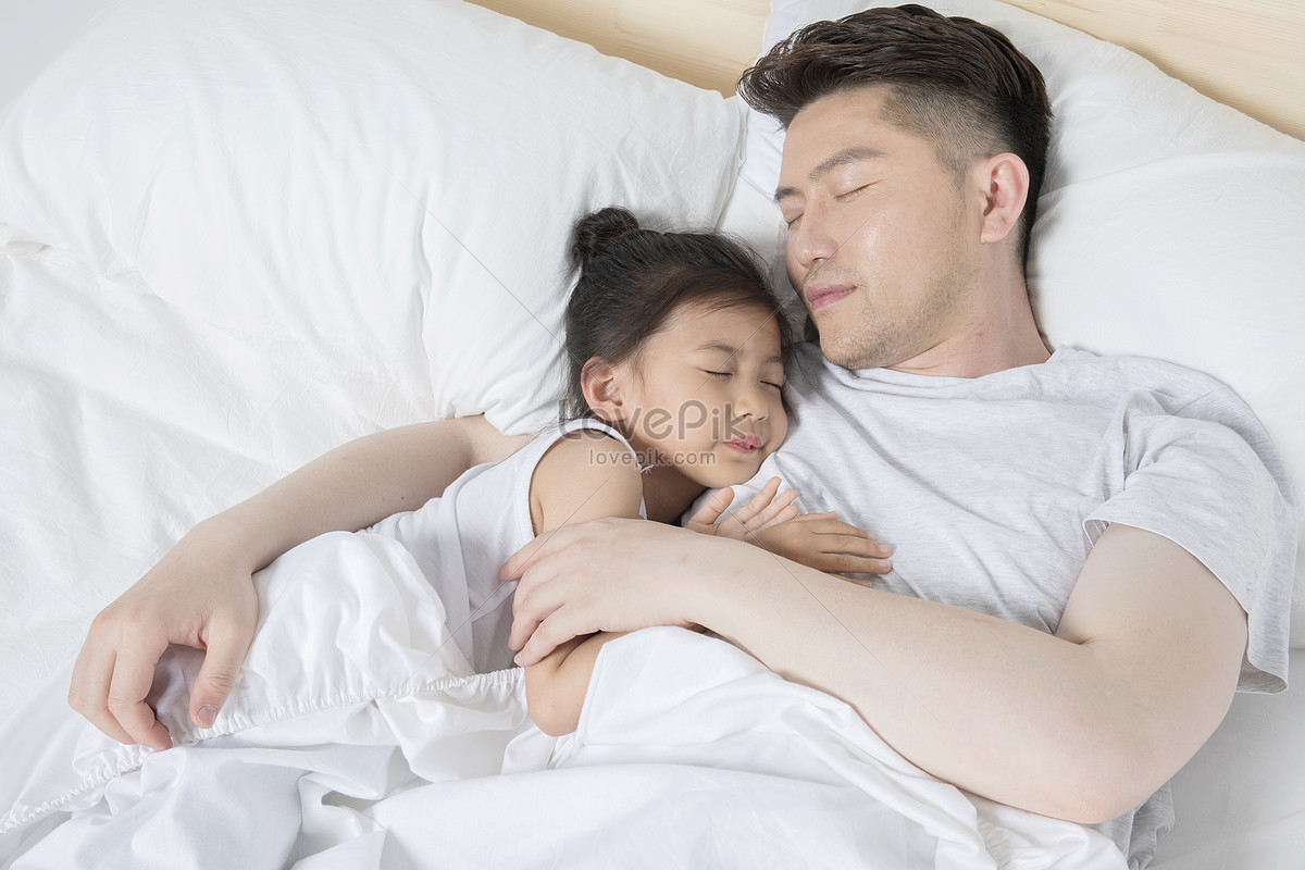 Отцы и спящие дочери видео. Папа с дочкой спят в обнимку. Сон отец с дочерью. Сон про папу.