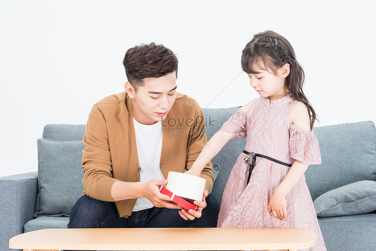 Father′s Day PNG Transparent, A Child Who Gives Gifts To His Father On  Father S Day, Painted, Creativity, Illustration PNG Image For Free Download