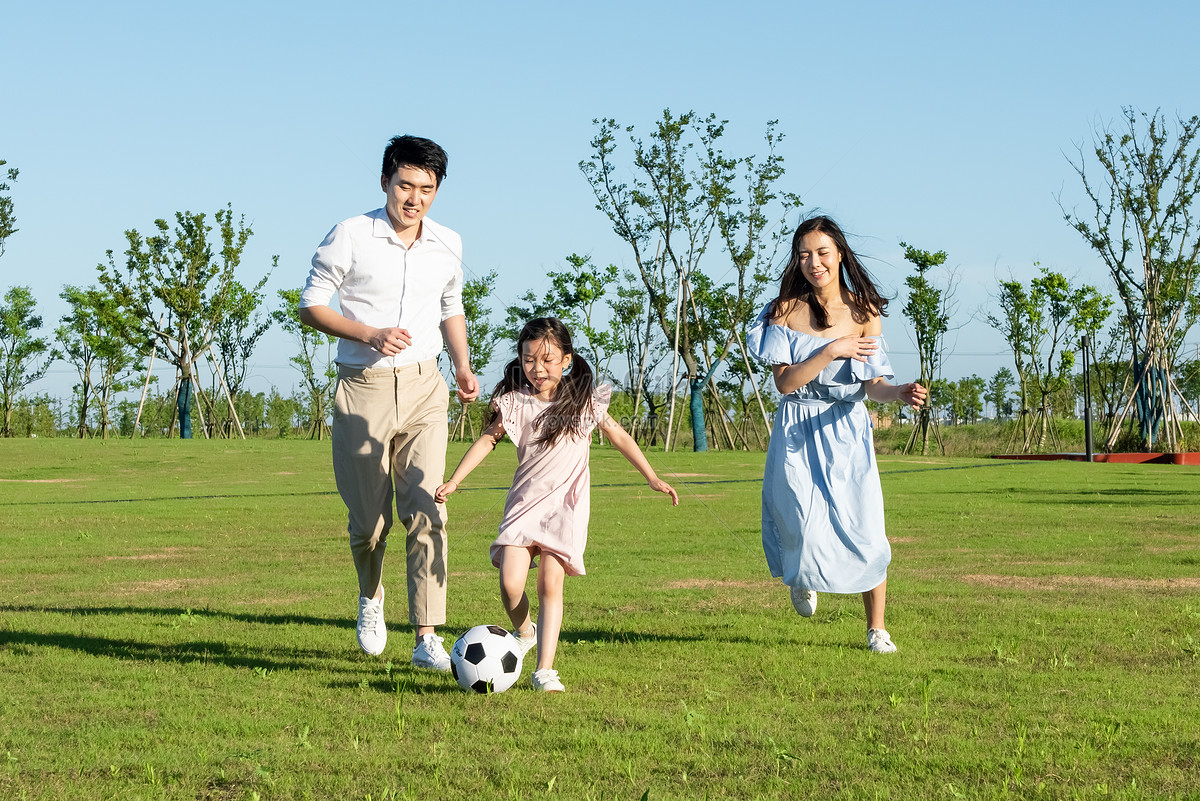 Семья играет в футбол. Футбольная фотосессия семейная. Родители футбол. Футбольная семья картинки.