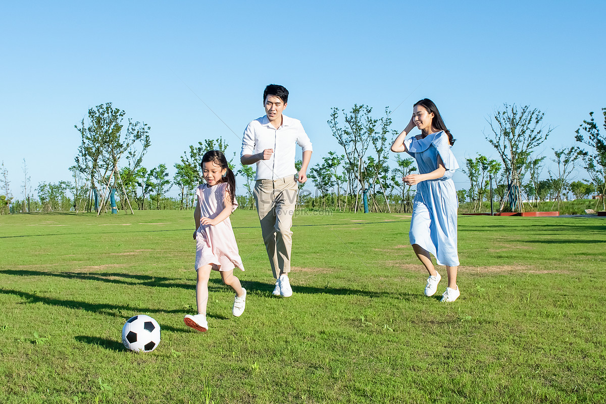 Семья играет в футбол. Семья играет в футбол картинки. Фото семья на футболе. Фото семья футбол лужайка.