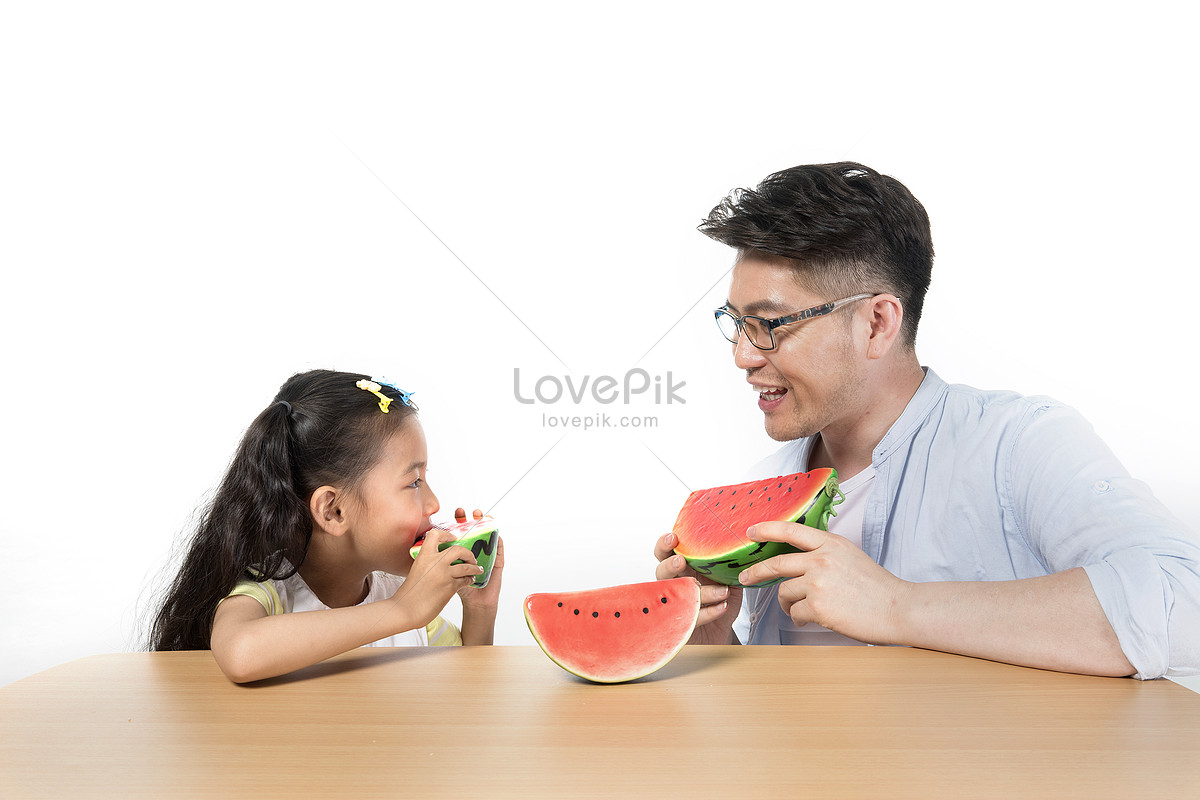 Папа и дочки едят. A man eating Watermelon PNG.