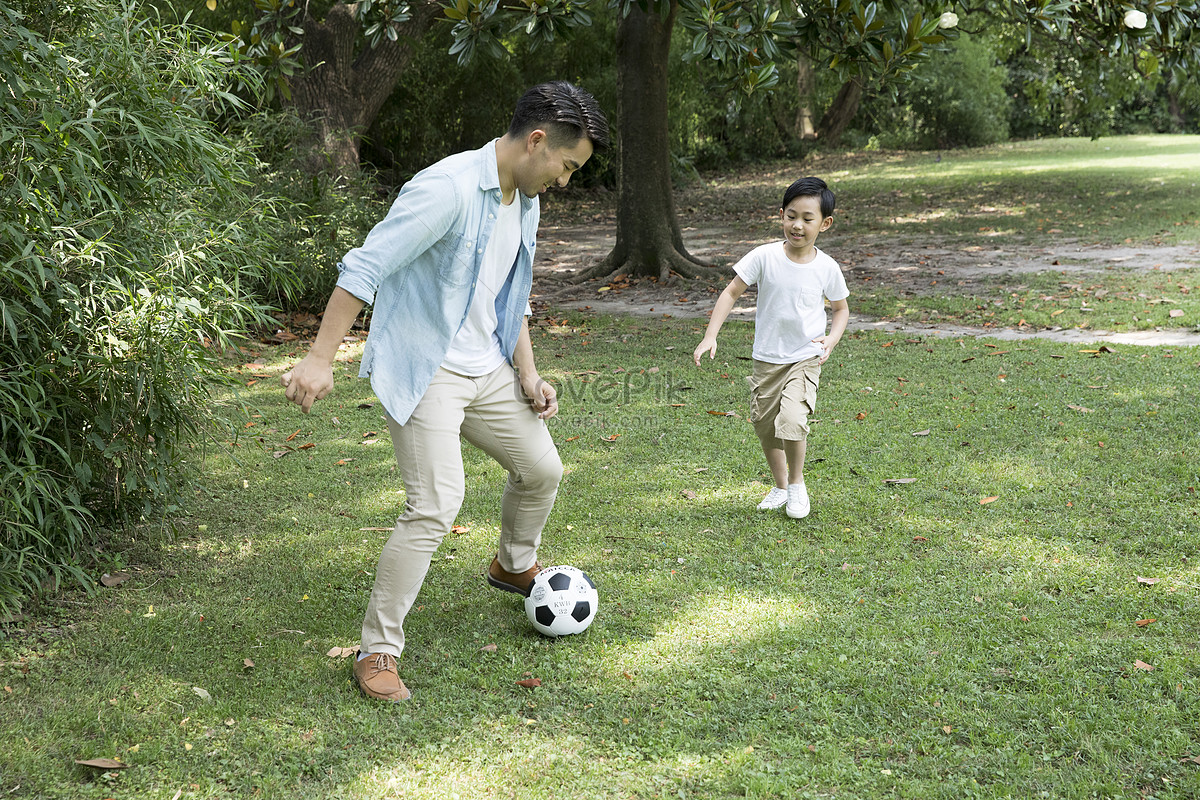 Pai, filho e futebol. – Domingo à noite