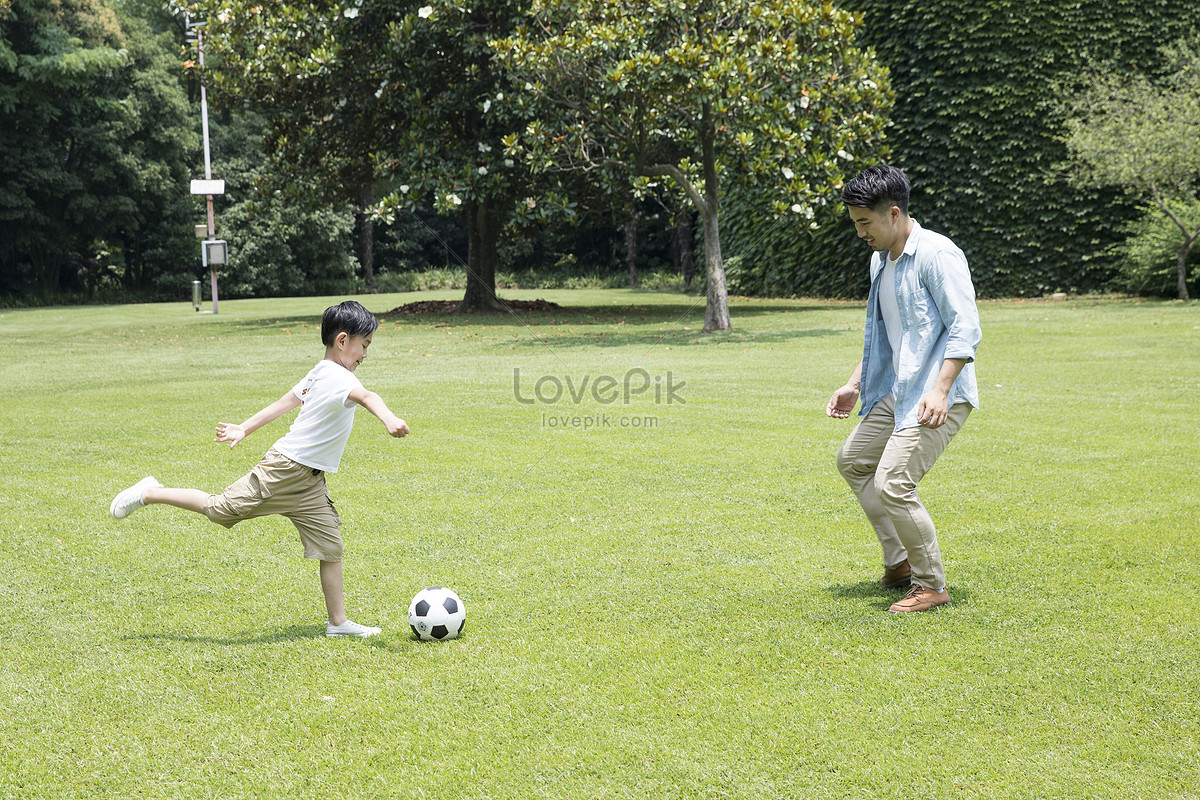 Velho homem e menino jogando futebol no parque de verão fotos, imagens de ©  Syda_Productions #271019712