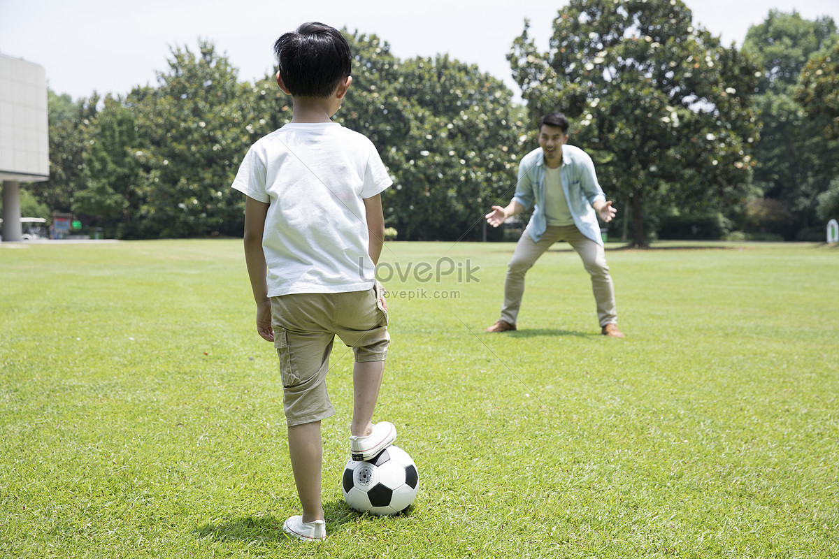 Bob play football in the park