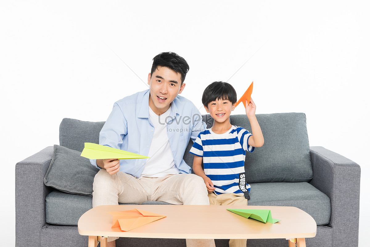 Папа с сыном бумажный самолетик фотосессия. Playing paper