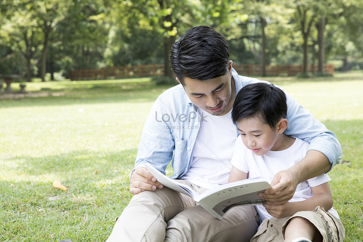 Японский отец и мама. Читающая семья. Отец и сын казахи. Читаем всей семьей. Дружат книга и семья.
