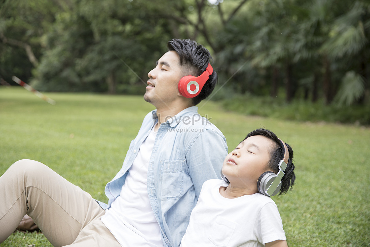 Parque De Padre E Hijo Para Escuchar Música Foto | Descarga Gratuita HD  Imagen de Foto - Lovepik